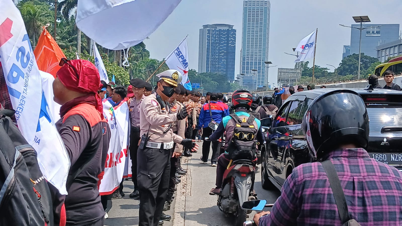 Demo Buruh Depan DPR, Lalu Lintas Gatot Subroto Arah Slipi Dialihkan Polisi